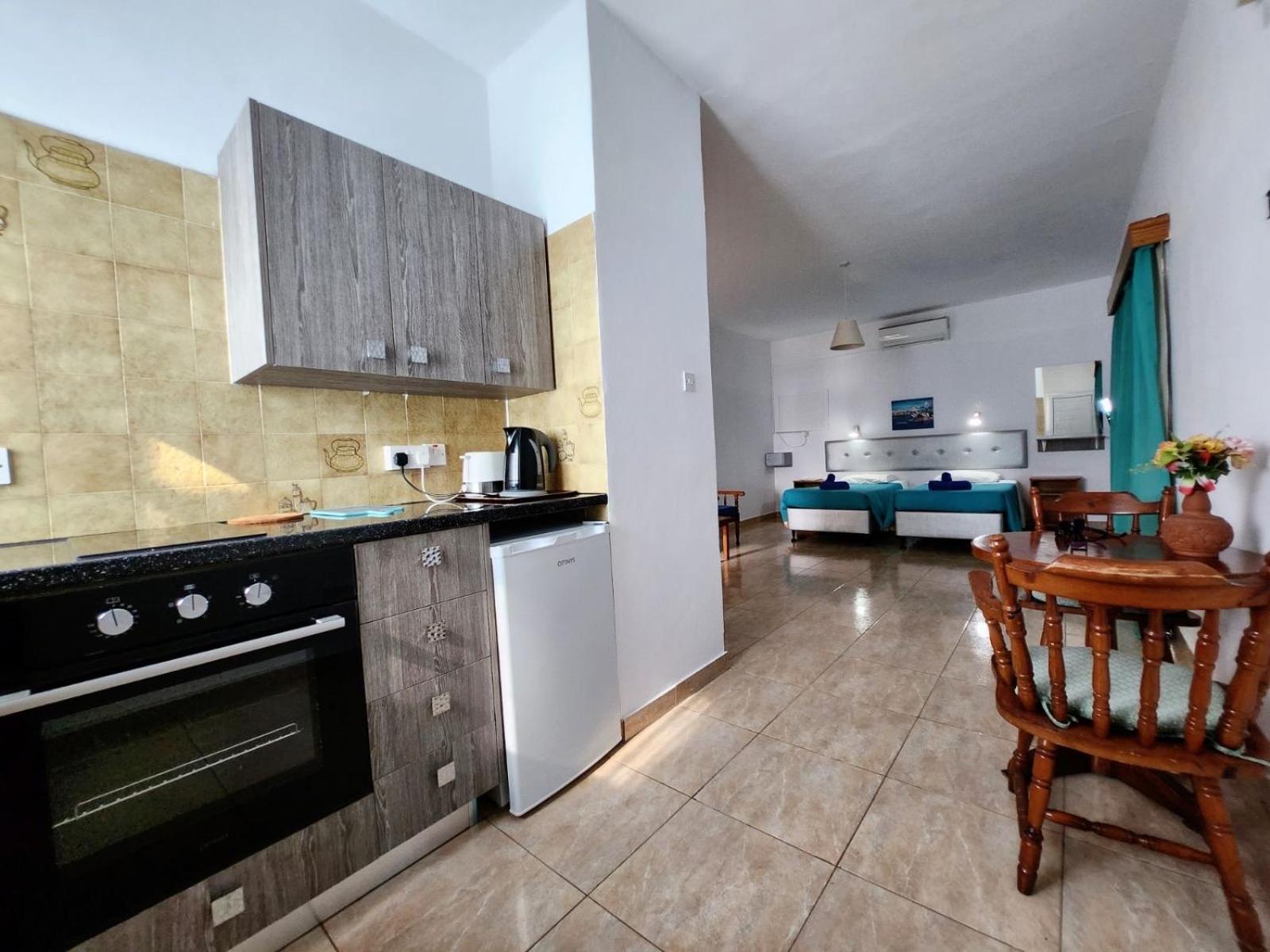 Florence Hotel Apartments ไอยานาปา ภายนอก รูปภาพ